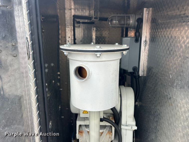 image for item FC2862 2005 Sauber 1594 Oil filtration trailer