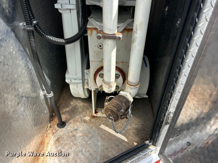 image for item FC2862 2005 Sauber 1594 Oil filtration trailer