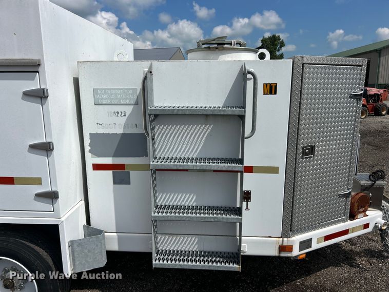 image for item FC2862 2005 Sauber 1594 Oil filtration trailer