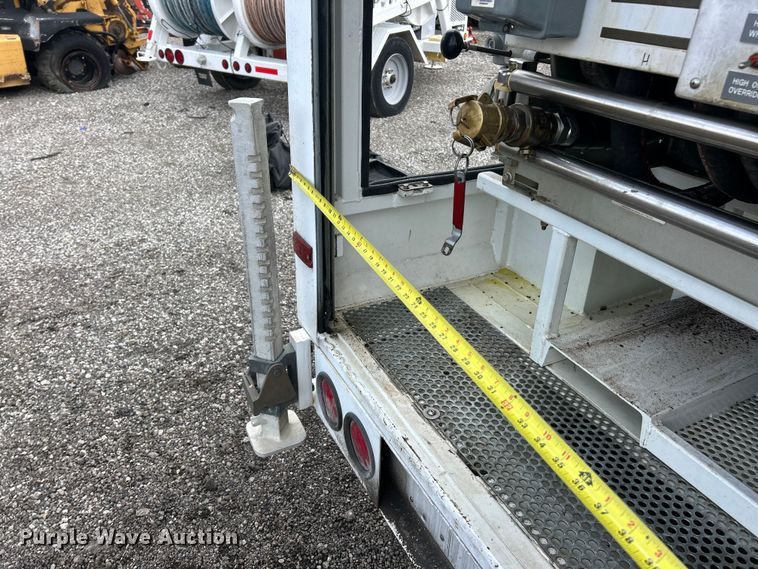 image for item FC2862 2005 Sauber 1594 Oil filtration trailer