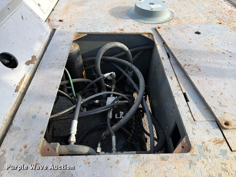 image for item FC3195 2011 Grove CD5540F crane