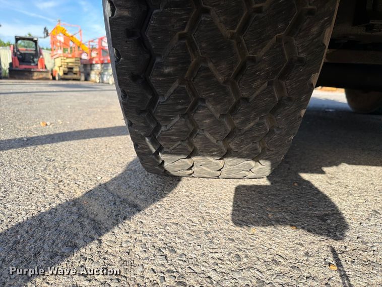 image for item FC3195 2011 Grove CD5540F crane