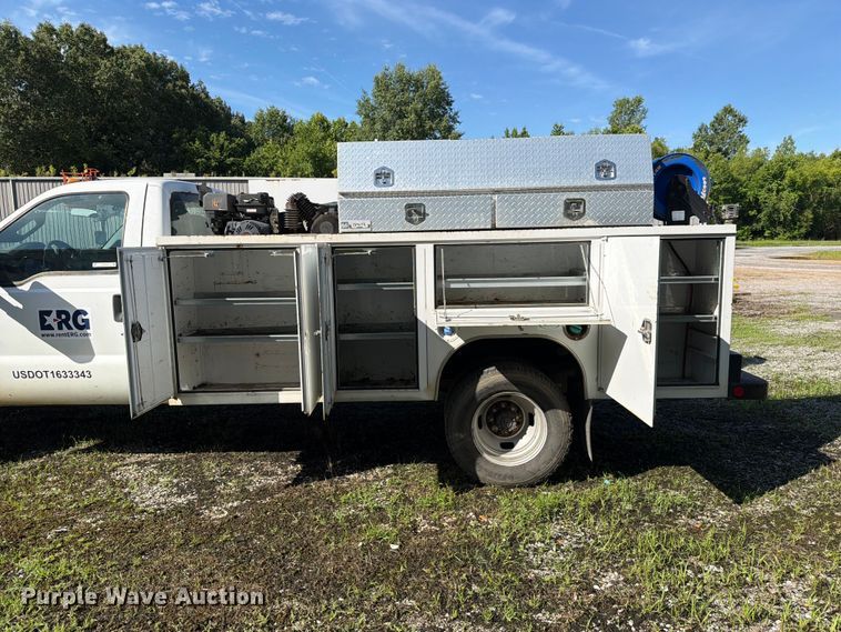 image for item FC3197 2015 Ford F350 Super Duty utility bed pickup truck