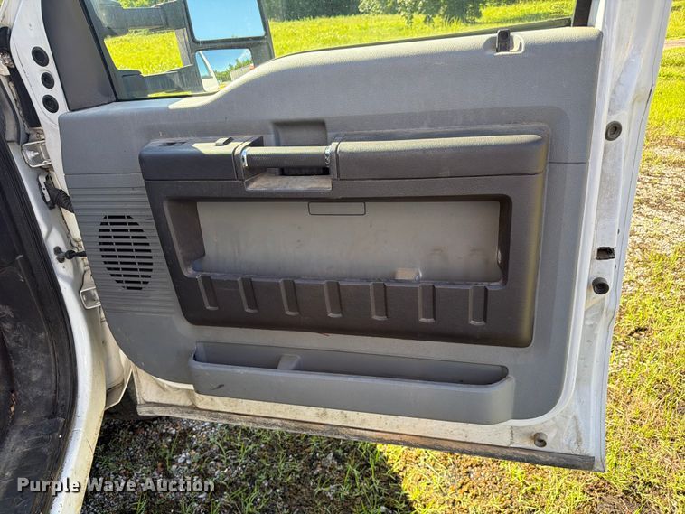 image for item FC3197 2015 Ford F350 Super Duty utility bed pickup truck