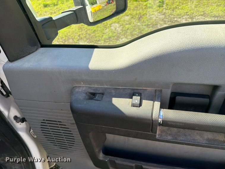 image for item FC3197 2015 Ford F350 Super Duty utility bed pickup truck