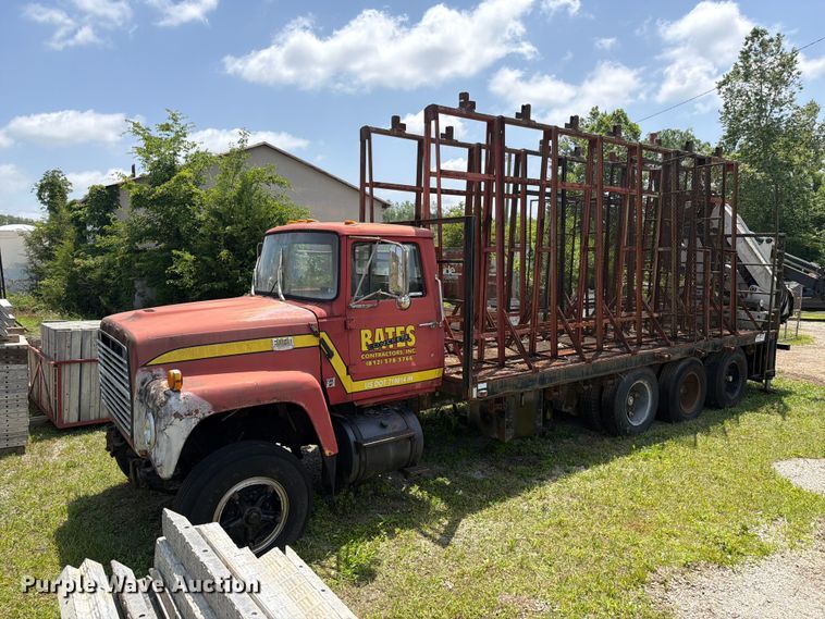 image for item FC3220 1972 Ford 900 crane truck