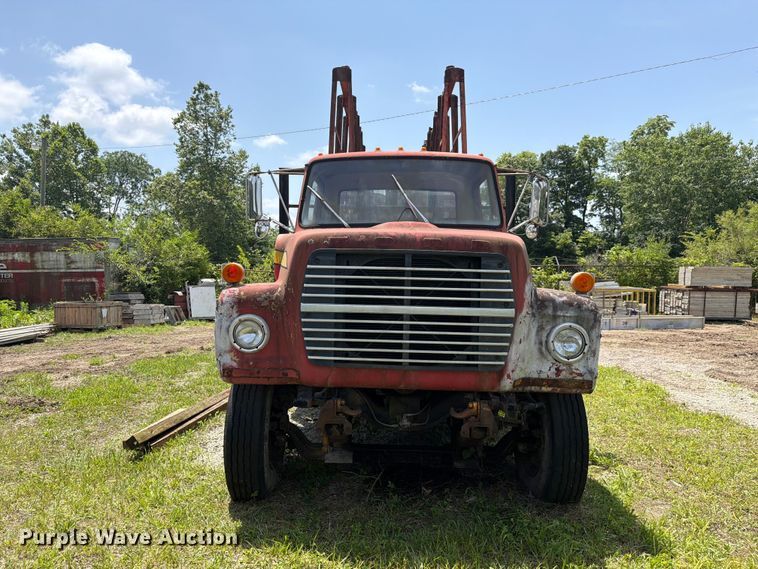 image for item FC3220 1972 Ford 900 crane truck