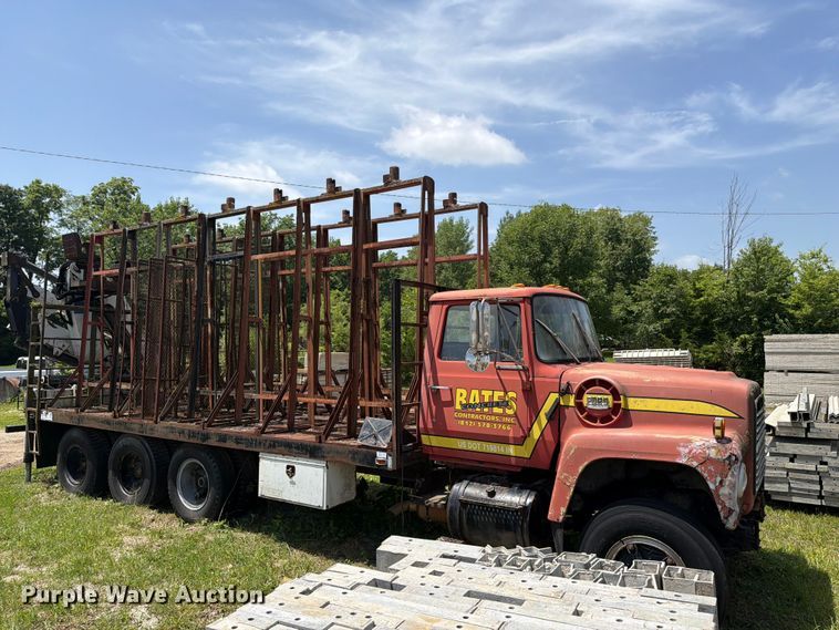 image for item FC3220 1972 Ford 900 crane truck