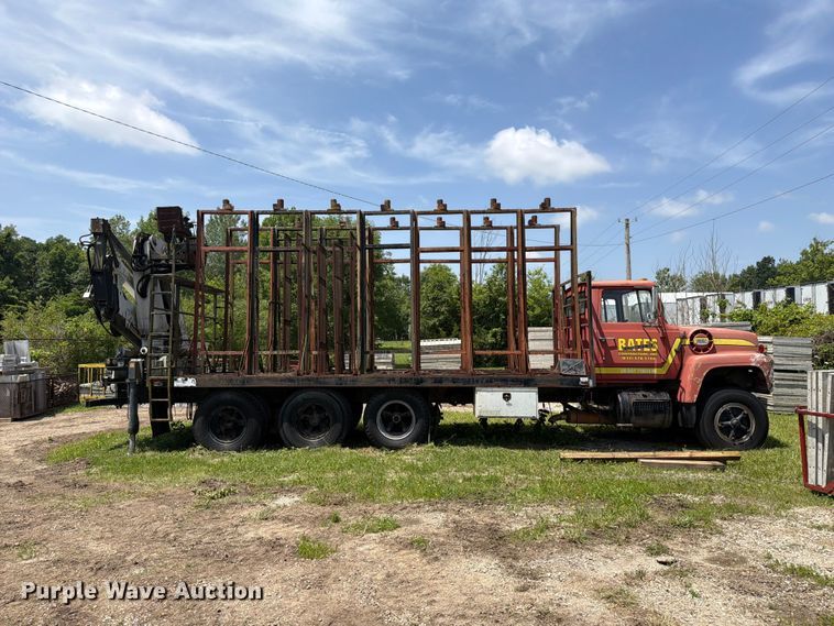 image for item FC3220 1972 Ford 900 crane truck
