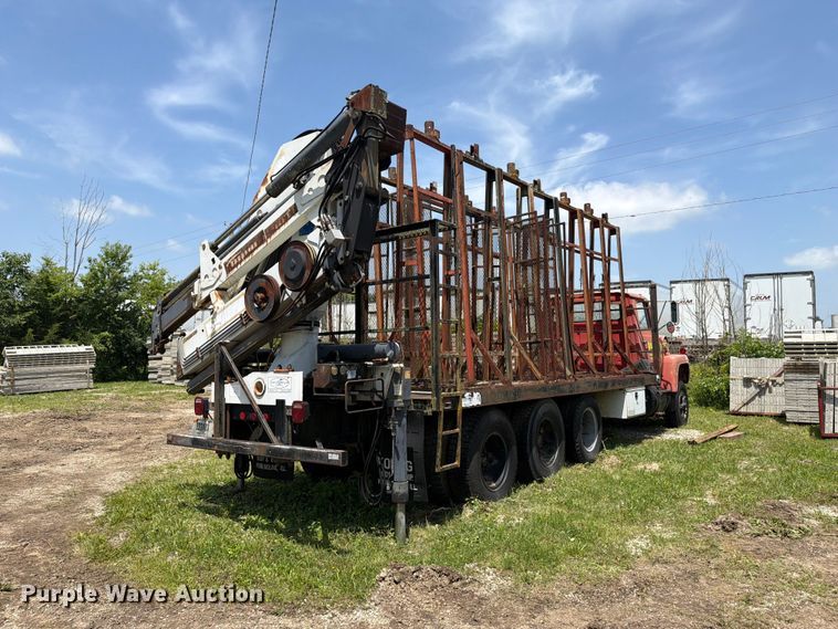image for item FC3220 1972 Ford 900 crane truck