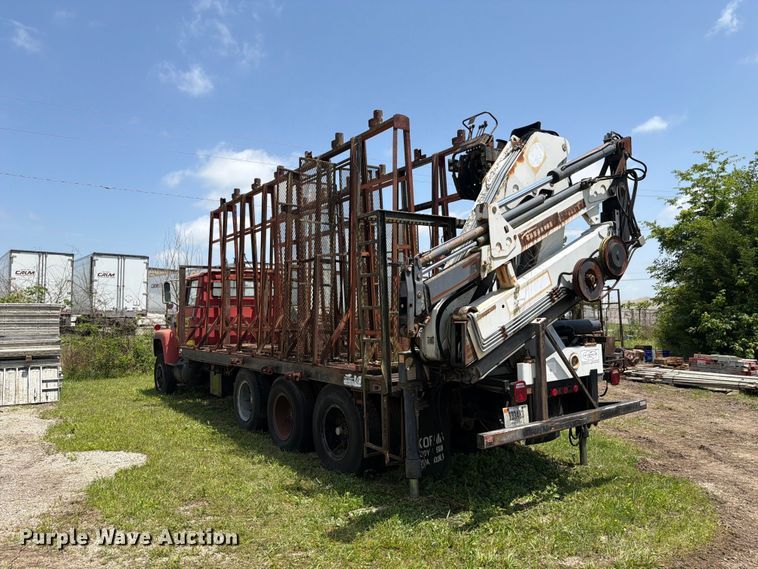 image for item FC3220 1972 Ford 900 crane truck