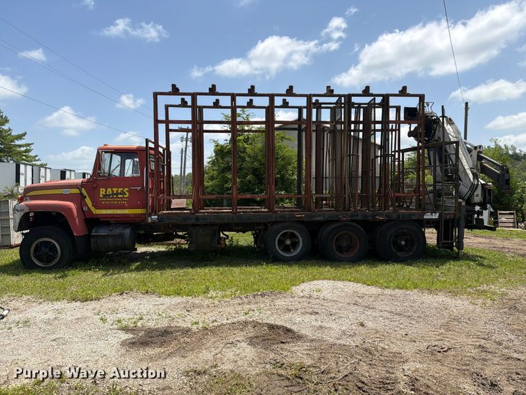 image for item FC3220 1972 Ford 900 crane truck