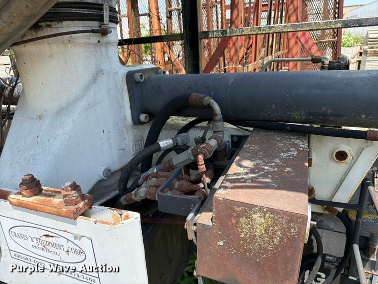 image for item FC3220 1972 Ford 900 crane truck