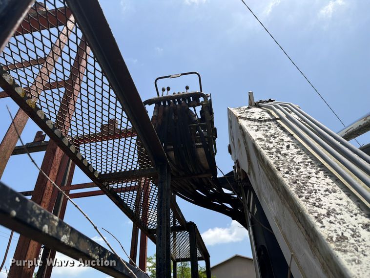 image for item FC3220 1972 Ford 900 crane truck