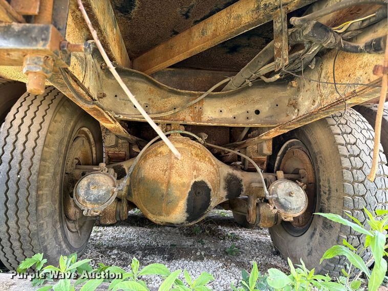 image for item FC3220 1972 Ford 900 crane truck