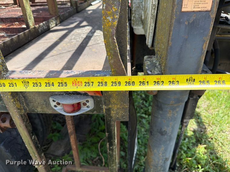 image for item FC3220 1972 Ford 900 crane truck