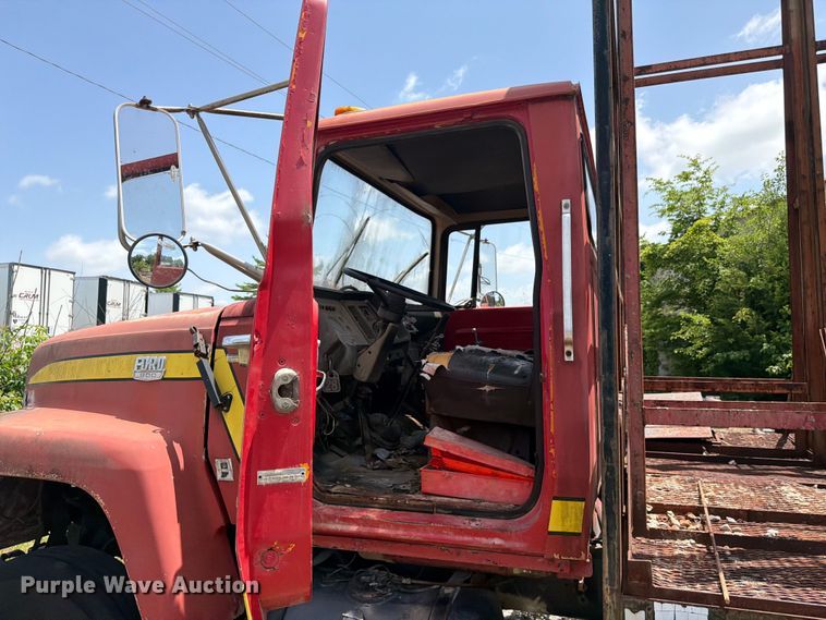 image for item FC3220 1972 Ford 900 crane truck