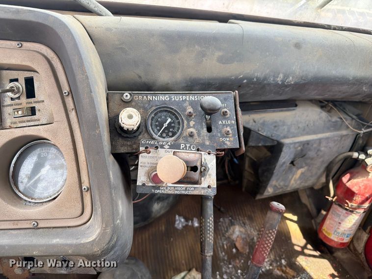 image for item FC3220 1972 Ford 900 crane truck