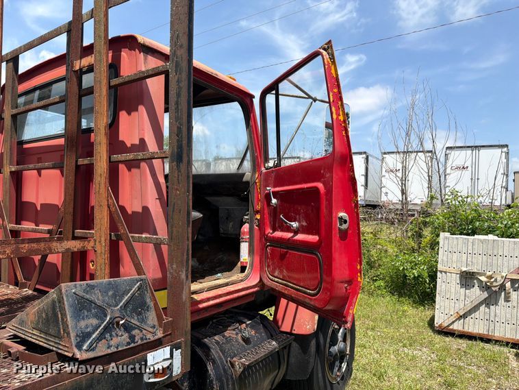 image for item FC3220 1972 Ford 900 crane truck
