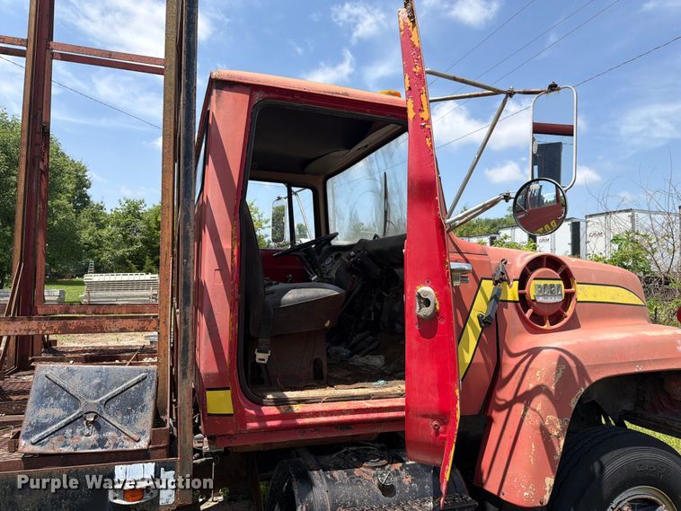 image for item FC3220 1972 Ford 900 crane truck