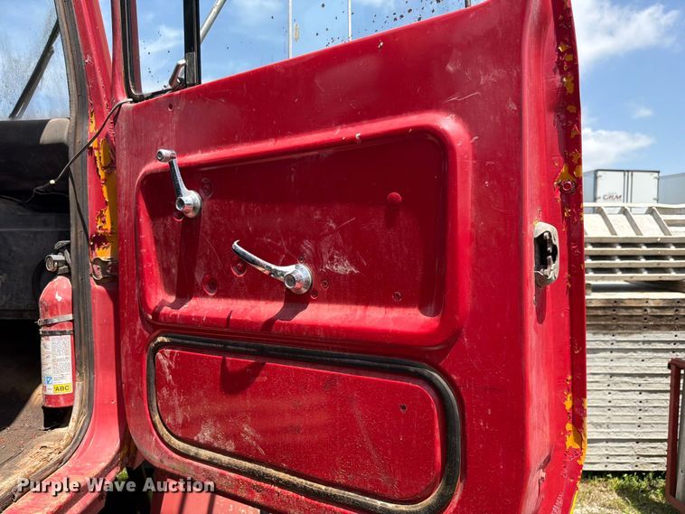 image for item FC3220 1972 Ford 900 crane truck