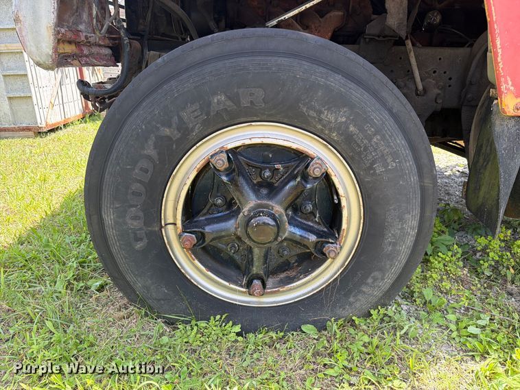 image for item FC3220 1972 Ford 900 crane truck