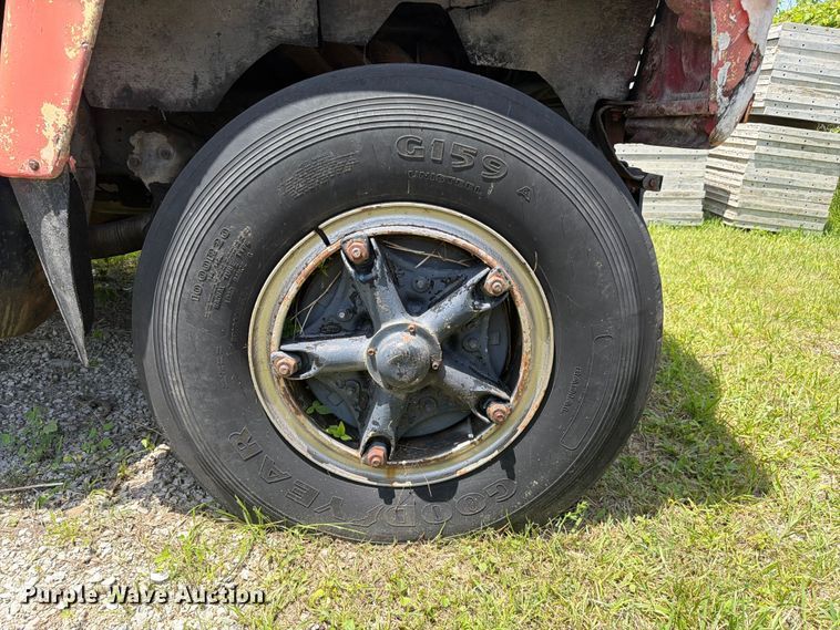 image for item FC3220 1972 Ford 900 crane truck