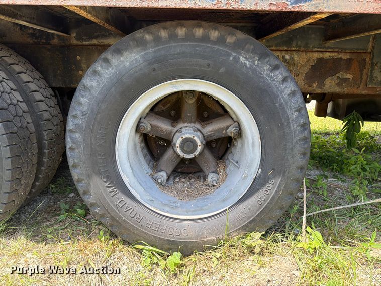 image for item FC3220 1972 Ford 900 crane truck