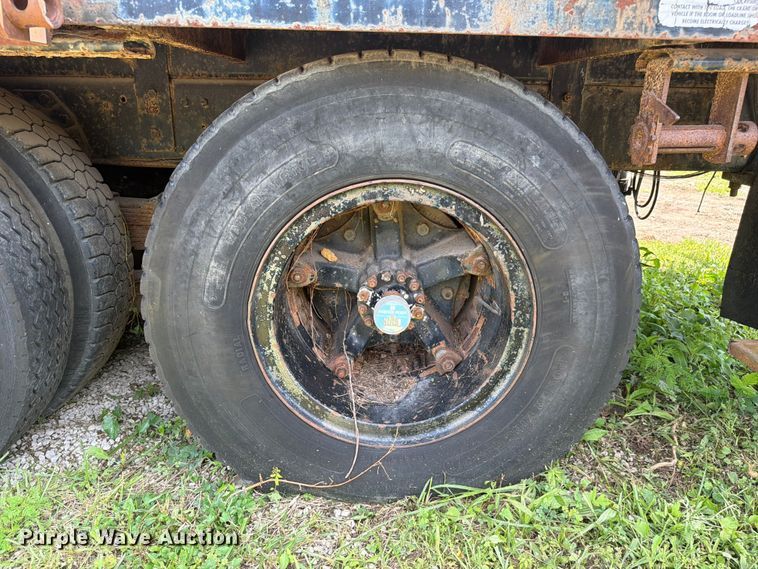 image for item FC3220 1972 Ford 900 crane truck