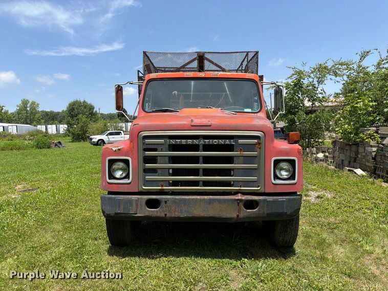 image for item FC3230 1981 International flatbed truck