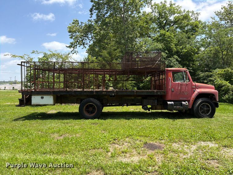 image for item FC3230 1981 International flatbed truck