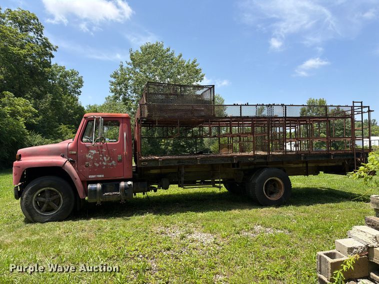 image for item FC3230 1981 International flatbed truck