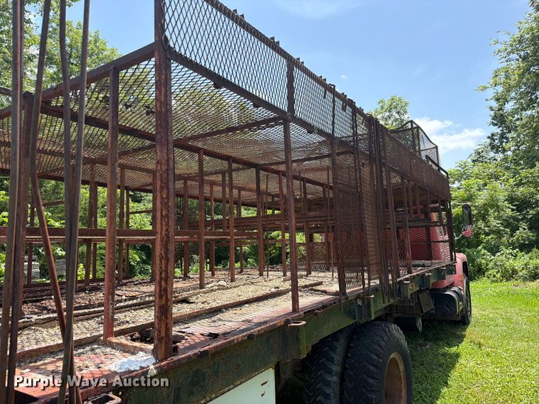 image for item FC3230 1981 International flatbed truck
