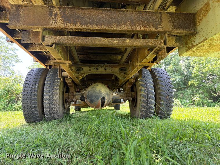 image for item FC3230 1981 International flatbed truck