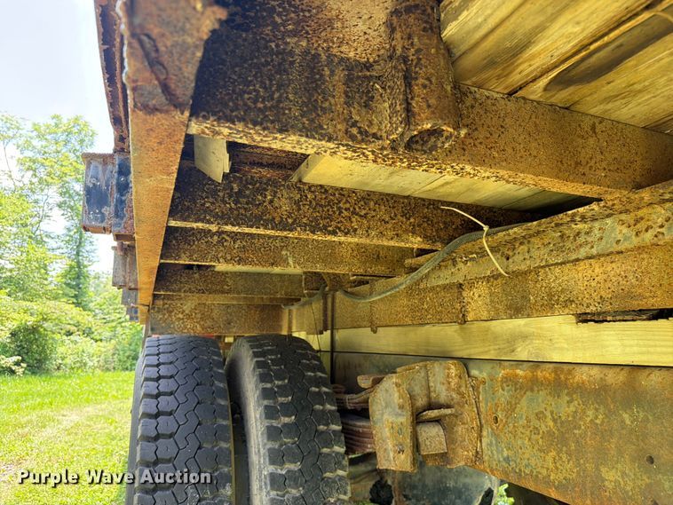 image for item FC3230 1981 International flatbed truck