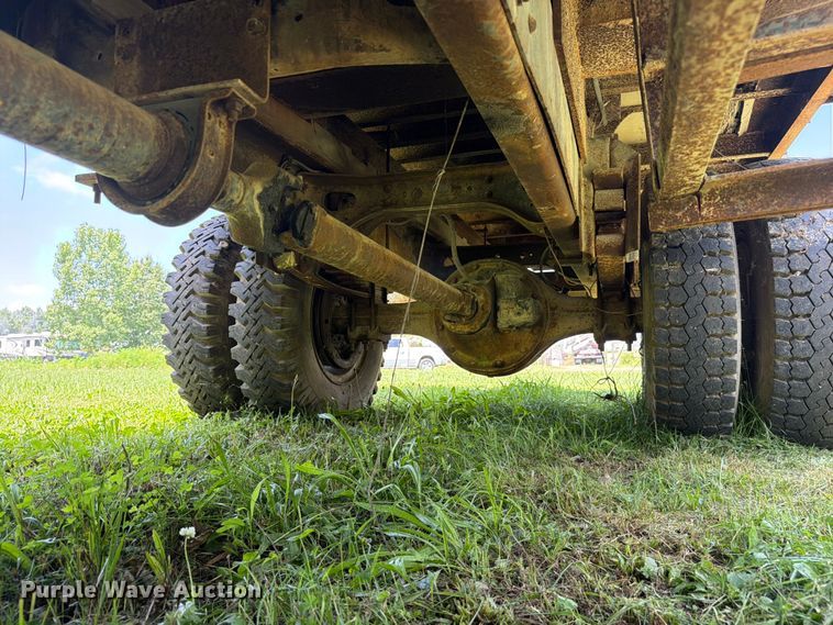 image for item FC3230 1981 International flatbed truck
