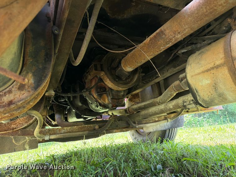 image for item FC3230 1981 International flatbed truck