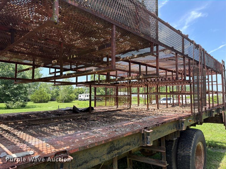 image for item FC3230 1981 International flatbed truck