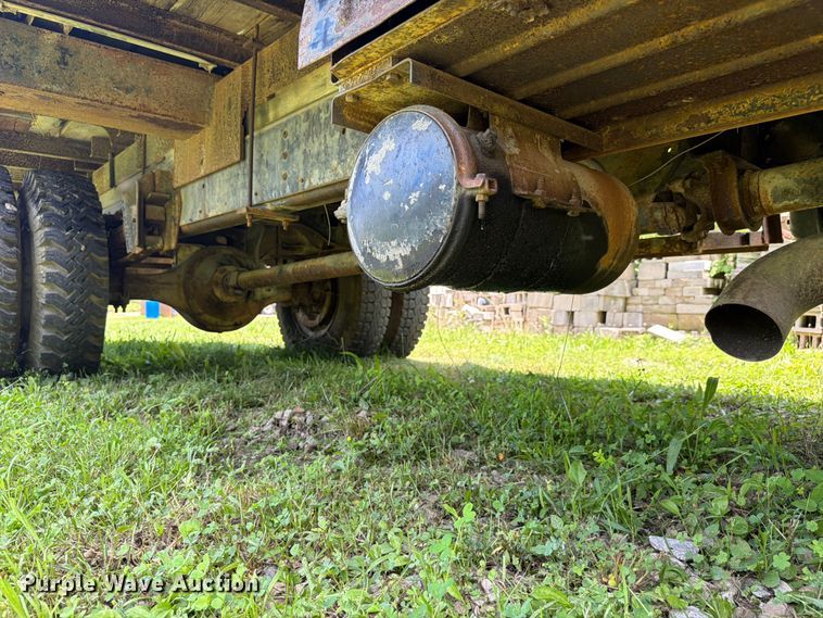 image for item FC3230 1981 International flatbed truck