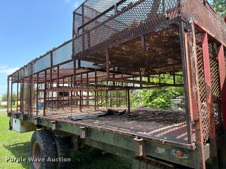 image for item FC3230 1981 International flatbed truck