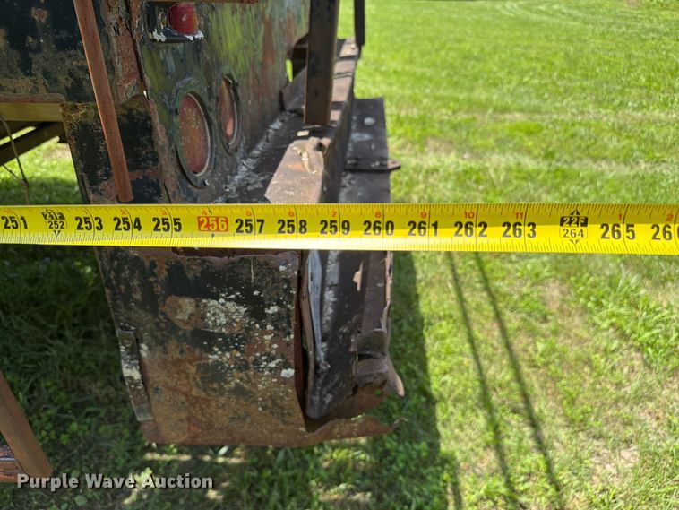 image for item FC3230 1981 International flatbed truck