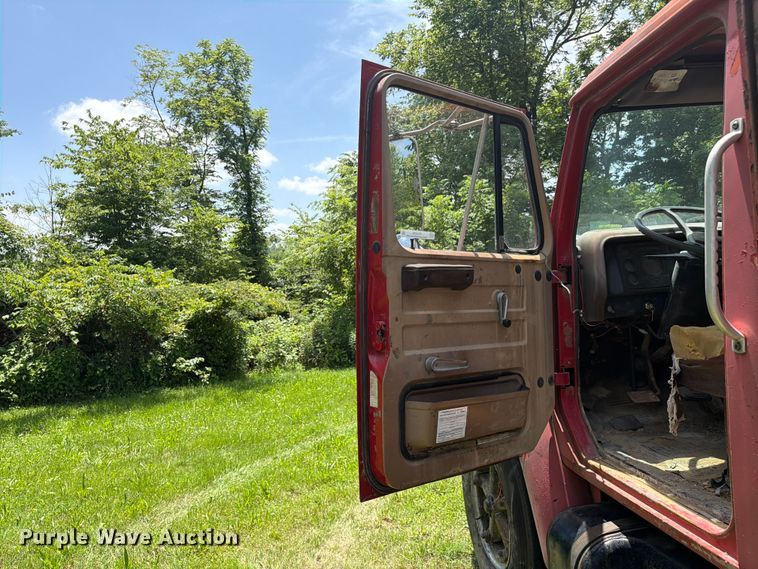 image for item FC3230 1981 International flatbed truck