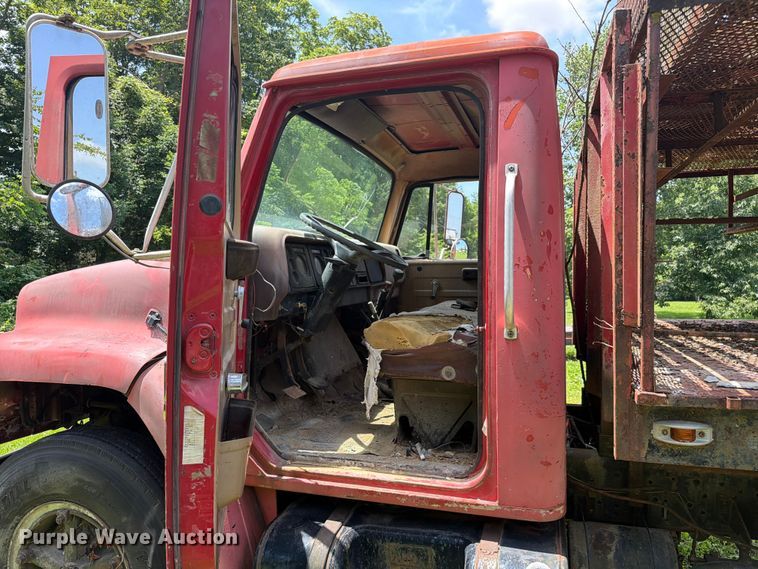 image for item FC3230 1981 International flatbed truck