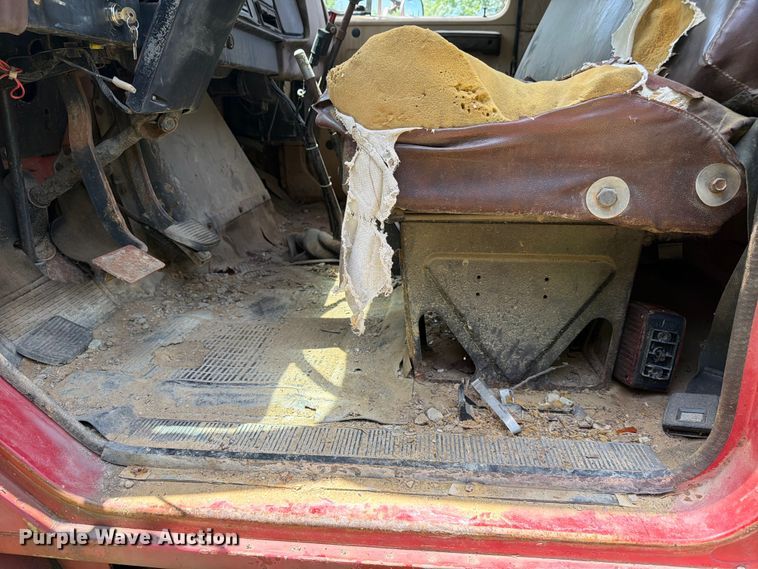 image for item FC3230 1981 International flatbed truck