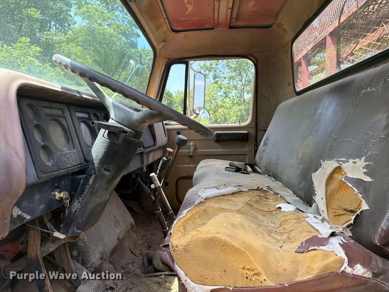 image for item FC3230 1981 International flatbed truck