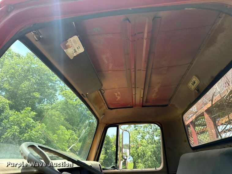 image for item FC3230 1981 International flatbed truck
