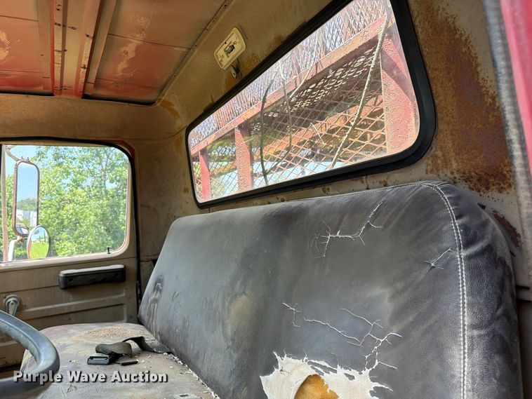 image for item FC3230 1981 International flatbed truck