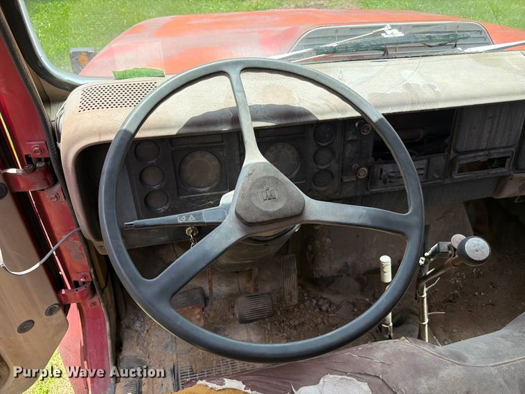 image for item FC3230 1981 International flatbed truck