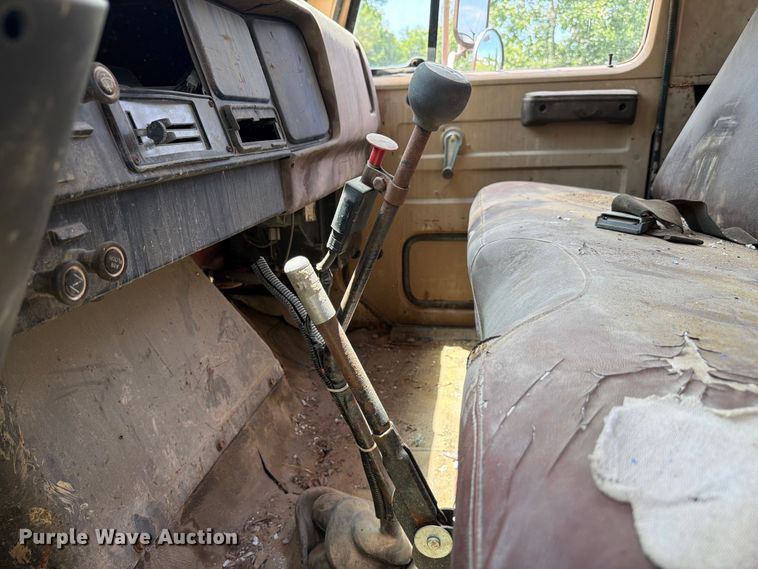 image for item FC3230 1981 International flatbed truck