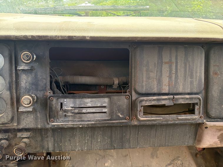 image for item FC3230 1981 International flatbed truck